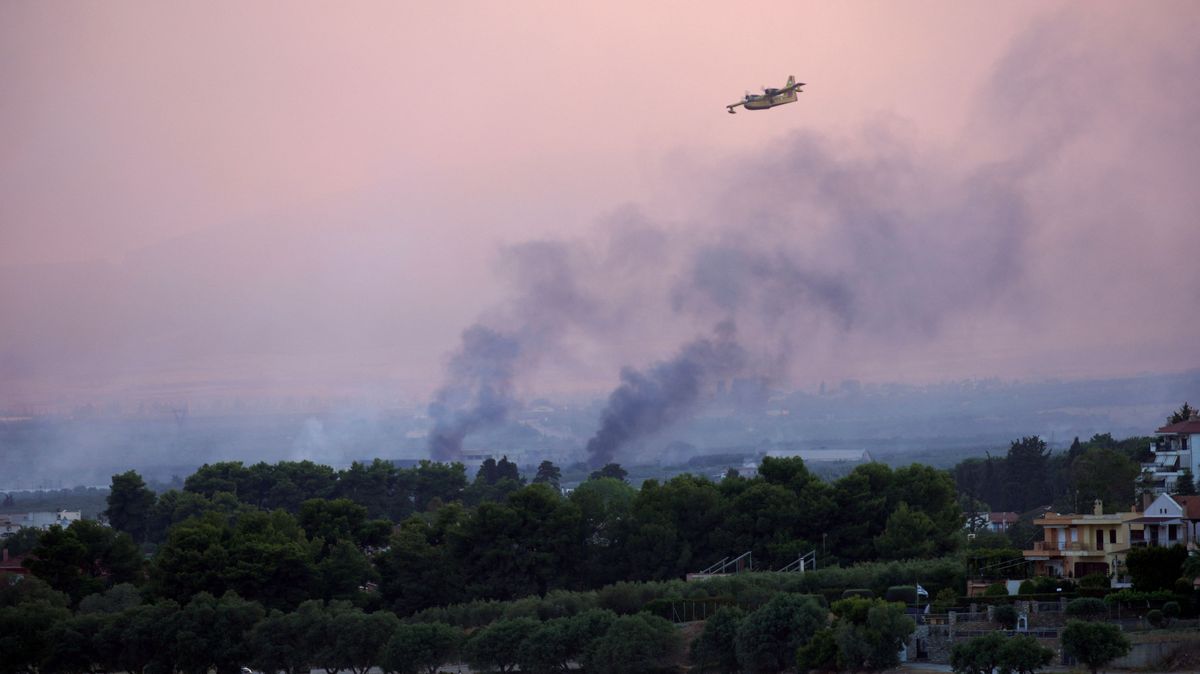Mohutné výbuchy při požárech v Řecku. Plameny zachvátily muniční sklad